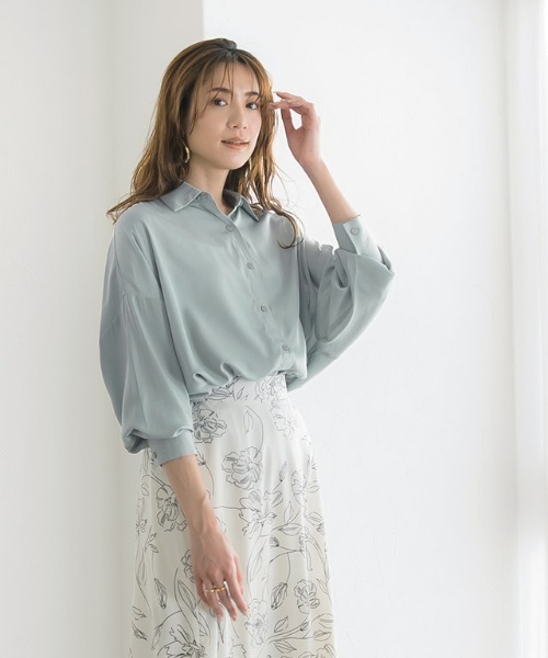 Pierrot(ピエロ)の「【洗濯機で洗える】マットサテンオーバーサイズシャツ(シャツ/ブラウス・レディース・シルバーグレー/ライトカーキ/ブルー系その他/ライトベージュ・M/L)」の4枚目の写真
