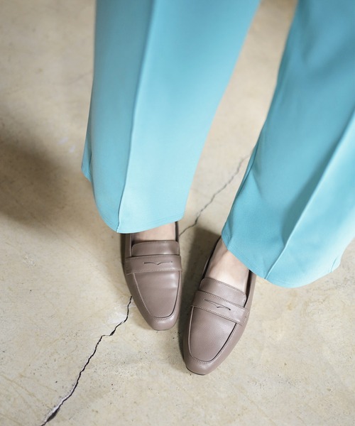 SESTO（セスト）の「バブーシュタイプのスクエアトゥコインローファー（ローファー・レディース・ブラック/ブラウン/ブラック系その他/グレイッシュベージュ・22.5cm/23.5cm/24.5cm/23.0cm/24.0cm/25.0cm/22.0cm）」の4枚目の写真