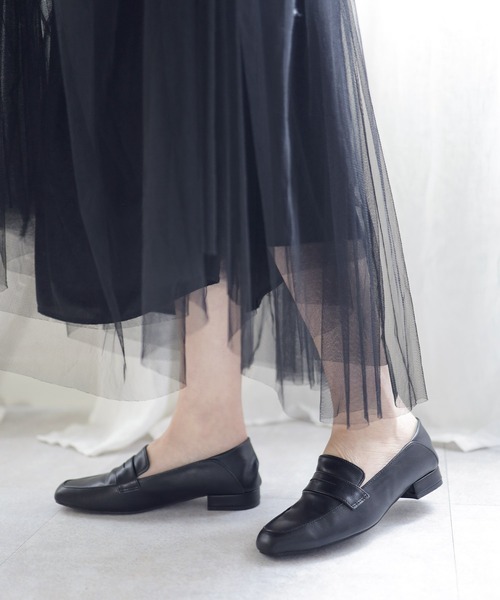 SESTO（セスト）の「バブーシュタイプのスクエアトゥコインローファー（ローファー・レディース・ブラック/ブラウン/ブラック系その他/グレイッシュベージュ・22.5cm/23.5cm/24.5cm/23.0cm/24.0cm/25.0cm/22.0cm）」の5枚目の写真