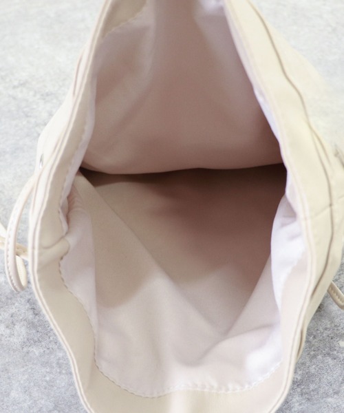 archives（アルシーヴ）の「合皮巾着ショルダー（ハンドバッグ・レディース・アイボリー/ブラック・FREE）」の9枚目の写真