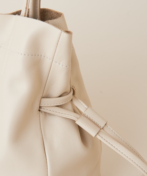 SHENERY(シーナリー)の「レザー巾着ショルダーバッグ(トートバッグ・レディース・ブラック/オフホワイト/シルバー・FREE)」の10枚目の写真