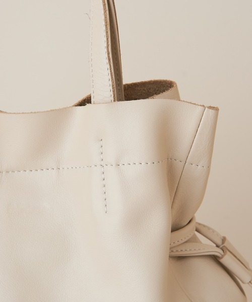 SHENERY(シーナリー)の「レザー巾着ショルダーバッグ(トートバッグ・レディース・ブラック/オフホワイト/シルバー・FREE)」の9枚目の写真