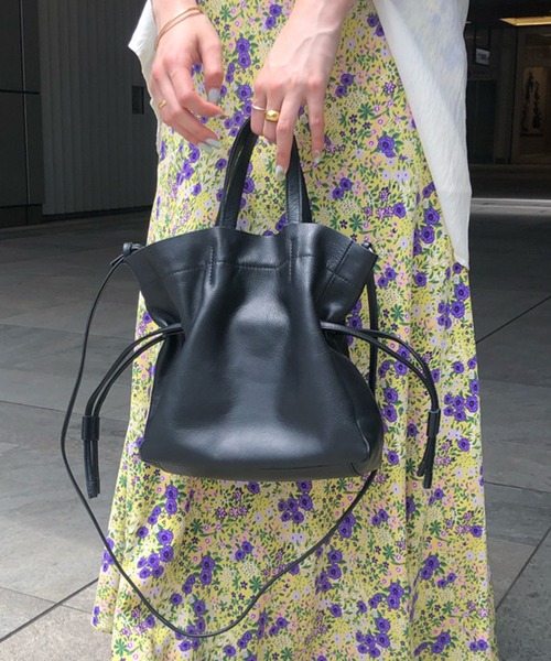 SHENERY(シーナリー)の「レザー巾着ショルダーバッグ(トートバッグ・レディース・ブラック/オフホワイト/シルバー・FREE)」の4枚目の写真