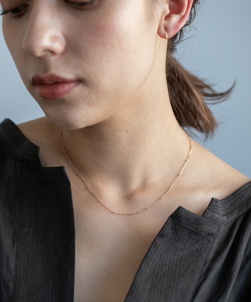 PAS TIERRA（パティエラ）の「-Ray- K10バーラチェーンネックレス（ネックレス・レディース・イエローゴールド・FREE）」の2枚目の写真