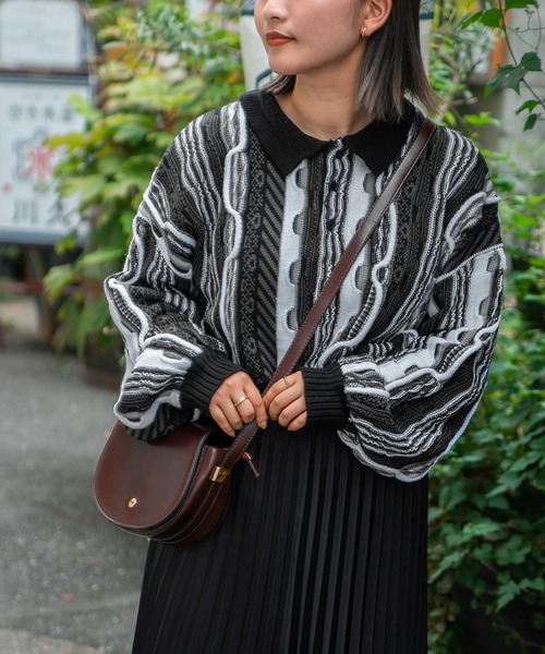 kutir（クティール）の「デザインポロニット（ニット/セーター・レディース・ブラック/ベージュ/カーキ/ネイビー・FREE）」の2枚目の写真