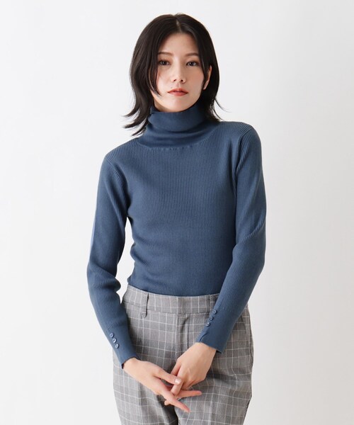 SHOO・LA・RUE（シューラルー）の「◆【M-3L】ちくちくしにくい袖ボタンつきリブニット（ニット/セーター・レディース・ブラック/ダークブラウン/ブルー/グリーン/アイボリー/サンドベージュ/ピンク系その他/アイボリー系2/ベージュ系その他5/ブラック系2・02/03/04/05）」の10枚目の写真