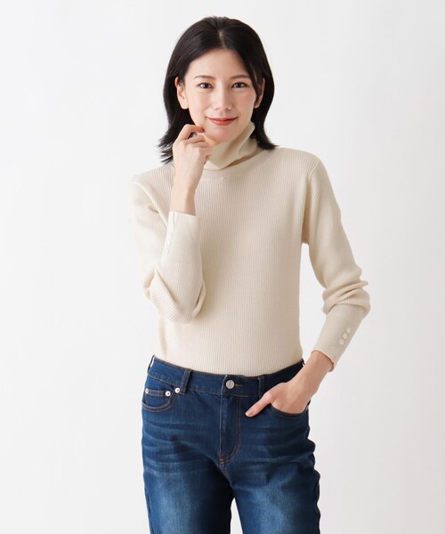 SHOO・LA・RUE（シューラルー）の「◆【M-3L】ちくちくしにくい袖ボタンつきリブニット（ニット/セーター・レディース・ブラック/ダークブラウン/ブルー/グリーン/アイボリー/サンドベージュ/ピンク系その他/アイボリー系2/ベージュ系その他5/ブラック系2・02/03/04/05）」の2枚目の写真