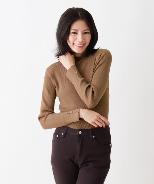 SHOO・LA・RUE（シューラルー）の「◆【M-3L】ちくちくしにくい袖ボタンつきリブニット（ニット/セーター・レディース・ブラック/ダークブラウン/ブルー/グリーン/アイボリー/サンドベージュ/ピンク系その他/アイボリー系2/ベージュ系その他5/ブラック系2・02/03/04/05）」の6枚目の写真