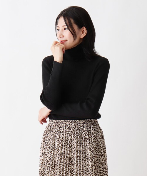 SHOO・LA・RUE（シューラルー）の「◆【M-3L】ちくちくしにくい袖ボタンつきリブニット（ニット/セーター・レディース・ブラック/ダークブラウン/ブルー/グリーン/アイボリー/サンドベージュ/ピンク系その他/アイボリー系2/ベージュ系その他5/ブラック系2・02/03/04/05）」の3枚目の写真