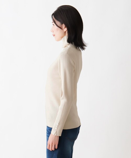 SHOO・LA・RUE（シューラルー）の「◆【M-3L】ちくちくしにくい袖ボタンつきリブニット（ニット/セーター・レディース・ブラック/ダークブラウン/ブルー/グリーン/アイボリー/サンドベージュ/ピンク系その他/アイボリー系2/ベージュ系その他5/ブラック系2・02/03/04/05）」の18枚目の写真