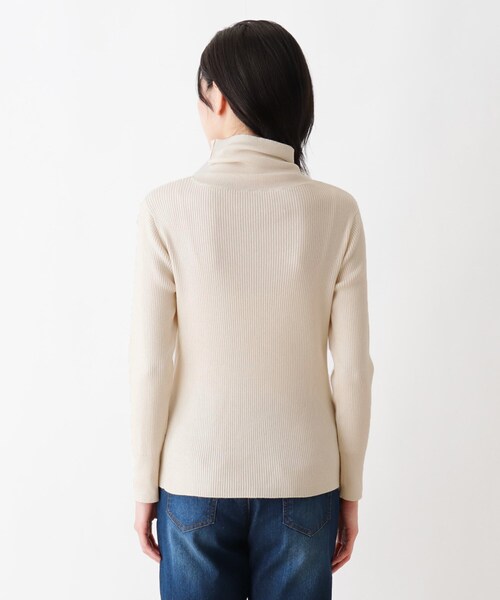 SHOO・LA・RUE（シューラルー）の「◆【M-3L】ちくちくしにくい袖ボタンつきリブニット（ニット/セーター・レディース・ブラック/ダークブラウン/ブルー/グリーン/アイボリー/サンドベージュ/ピンク系その他/アイボリー系2/ベージュ系その他5/ブラック系2・02/03/04/05）」の16枚目の写真