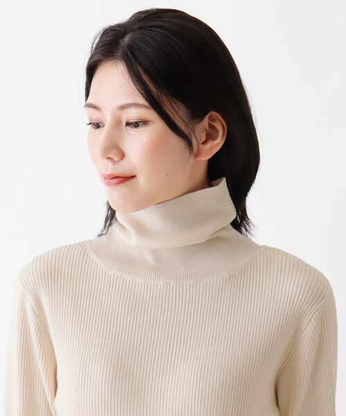 SHOO・LA・RUE（シューラルー）の「◆【M-3L】ちくちくしにくい袖ボタンつきリブニット（ニット/セーター・レディース・ブラック/ダークブラウン/ブルー/グリーン/アイボリー/サンドベージュ/ピンク系その他/アイボリー系2/ベージュ系その他5/ブラック系2・02/03/04/05）」の11枚目の写真