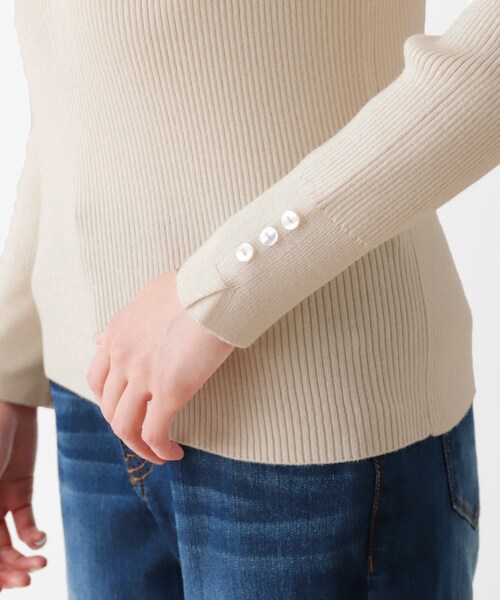 SHOO・LA・RUE（シューラルー）の「◆【M-3L】ちくちくしにくい袖ボタンつきリブニット（ニット/セーター・レディース・ブラック/ダークブラウン/ブルー/グリーン/アイボリー/サンドベージュ/ピンク系その他/アイボリー系2/ベージュ系その他5/ブラック系2・02/03/04/05）」の14枚目の写真