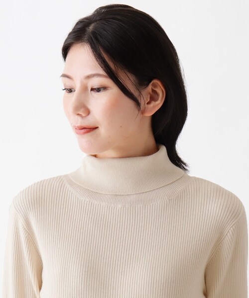 SHOO・LA・RUE（シューラルー）の「◆【M-3L】ちくちくしにくい袖ボタンつきリブニット（ニット/セーター・レディース・ブラック/ダークブラウン/ブルー/グリーン/アイボリー/サンドベージュ/ピンク系その他/アイボリー系2/ベージュ系その他5/ブラック系2・02/03/04/05）」の15枚目の写真