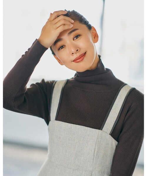 SHOO・LA・RUE（シューラルー）の「◆【M-3L】ちくちくしにくい袖ボタンつきリブニット（ニット/セーター・レディース・ブラック/ダークブラウン/ブルー/グリーン/アイボリー/サンドベージュ/ピンク系その他/アイボリー系2/ベージュ系その他5/ブラック系2・02/03/04/05）」の22枚目の写真