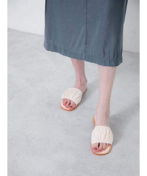 Ayla（アイラ）の「flat frill sandals（サンダル・レディース・ブラック/アイボリー・24/25/24.5/23.5/23）」の2枚目の写真