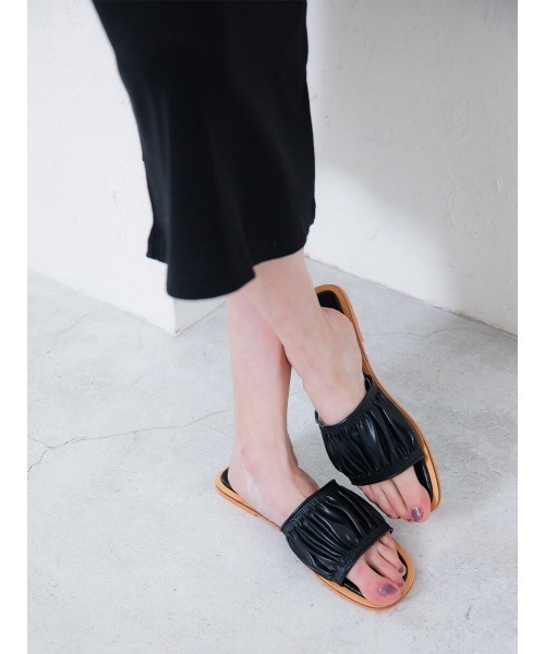 Ayla（アイラ）の「flat frill sandals（サンダル・レディース・ブラック/アイボリー・24/25/24.5/23.5/23）」の3枚目の写真