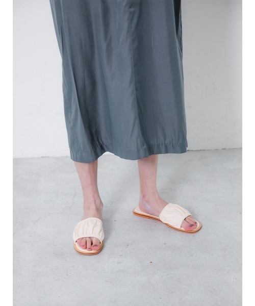 Ayla（アイラ）の「flat frill sandals（サンダル・レディース・ブラック/アイボリー・24/25/24.5/23.5/23）」の7枚目の写真