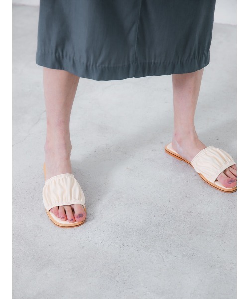 Ayla（アイラ）の「flat frill sandals（サンダル・レディース・ブラック/アイボリー・24/25/24.5/23.5/23）」の8枚目の写真