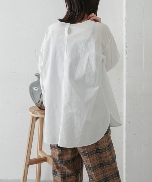 URBAN RESEARCH DOORS(アーバンリサーチドアーズ)の「クルーネックプルオーバーブラウス(シャツ/ブラウス・レディース・オフホワイト・ONE)」の4枚目の写真