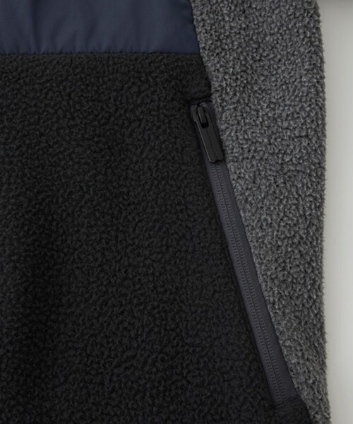 WHITE MOUNTAINEERING(ホワイトマウンテニアリング)の「【White Mountaineering】GORE-TEX INFINIUM PATCHWORK BOA NO COLLAR JACKET(ブルゾン・メンズ・ブラック/ダークグレー・1/0)」の4枚目の写真