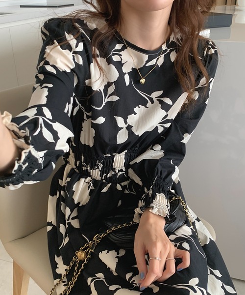 Jewelobe(ジュエローブ)の「モノクロフラワーシャーリングディテールワンピース(ワンピース・レディース・アイボリー/ブラック・FREE)」の1枚目の写真