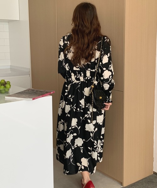 Jewelobe(ジュエローブ)の「モノクロフラワーシャーリングディテールワンピース(ワンピース・レディース・アイボリー/ブラック・FREE)」の9枚目の写真