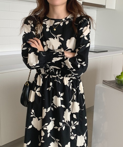 Jewelobe(ジュエローブ)の「モノクロフラワーシャーリングディテールワンピース(ワンピース・レディース・アイボリー/ブラック・FREE)」の10枚目の写真