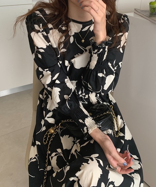 Jewelobe(ジュエローブ)の「モノクロフラワーシャーリングディテールワンピース(ワンピース・レディース・アイボリー/ブラック・FREE)」の13枚目の写真