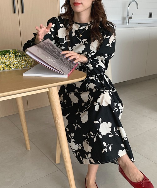 Jewelobe(ジュエローブ)の「モノクロフラワーシャーリングディテールワンピース(ワンピース・レディース・アイボリー/ブラック・FREE)」の15枚目の写真