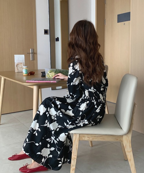 Jewelobe(ジュエローブ)の「モノクロフラワーシャーリングディテールワンピース(ワンピース・レディース・アイボリー/ブラック・FREE)」の17枚目の写真