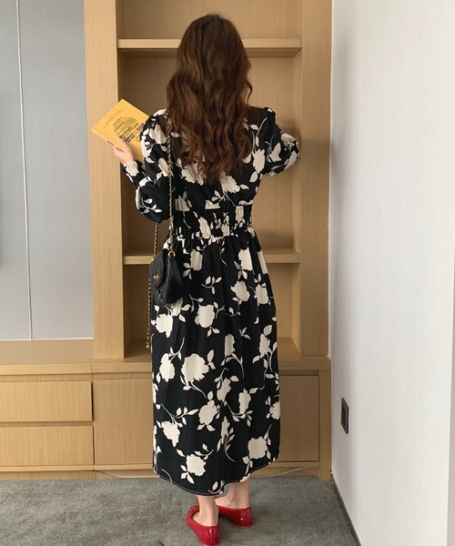 Jewelobe(ジュエローブ)の「モノクロフラワーシャーリングディテールワンピース(ワンピース・レディース・アイボリー/ブラック・FREE)」の3枚目の写真