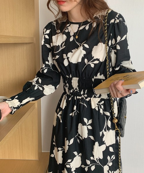 Jewelobe(ジュエローブ)の「モノクロフラワーシャーリングディテールワンピース(ワンピース・レディース・アイボリー/ブラック・FREE)」の4枚目の写真