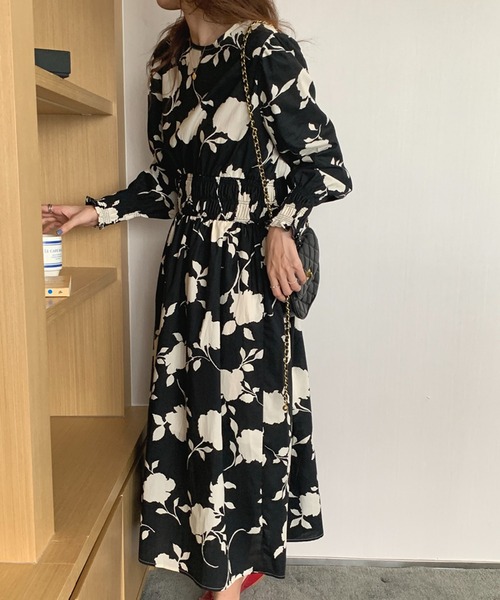 Jewelobe(ジュエローブ)の「モノクロフラワーシャーリングディテールワンピース(ワンピース・レディース・アイボリー/ブラック・FREE)」の5枚目の写真