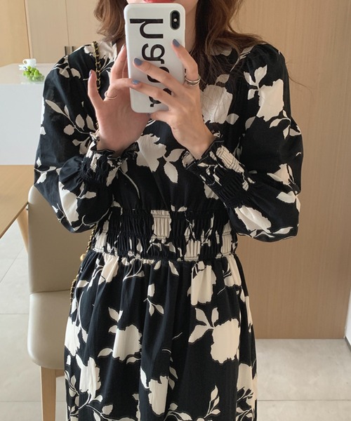 Jewelobe(ジュエローブ)の「モノクロフラワーシャーリングディテールワンピース(ワンピース・レディース・アイボリー/ブラック・FREE)」の6枚目の写真