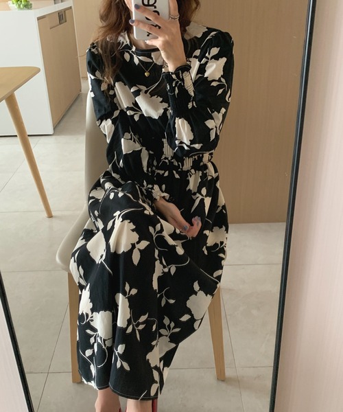 Jewelobe(ジュエローブ)の「モノクロフラワーシャーリングディテールワンピース(ワンピース・レディース・アイボリー/ブラック・FREE)」の7枚目の写真