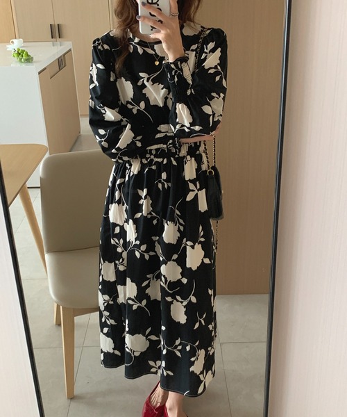 Jewelobe(ジュエローブ)の「モノクロフラワーシャーリングディテールワンピース(ワンピース・レディース・アイボリー/ブラック・FREE)」の8枚目の写真