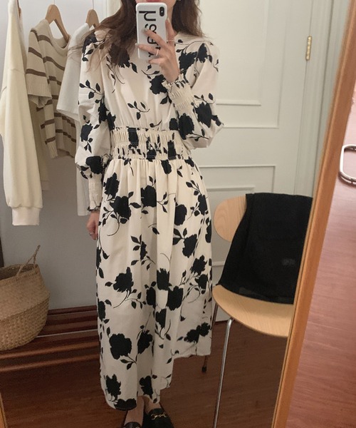 Jewelobe(ジュエローブ)の「モノクロフラワーシャーリングディテールワンピース(ワンピース・レディース・アイボリー/ブラック・FREE)」の22枚目の写真