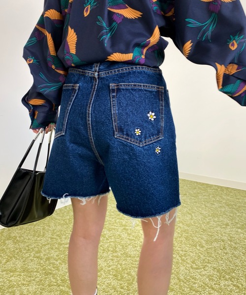 WHO'S WHO gallery（フーズフーギャラリー）の「フラワーショートデニム（デニムパンツ・レディース・サックスブルー/ブラック/キナリ/ブルー・FREE）」の4枚目の写真