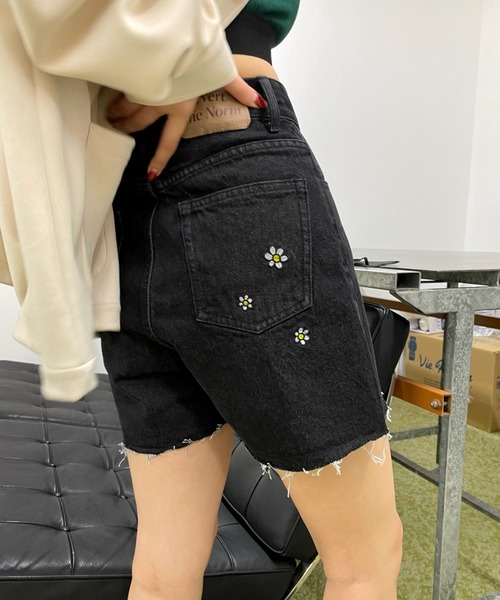 WHO'S WHO gallery（フーズフーギャラリー）の「フラワーショートデニム（デニムパンツ・レディース・サックスブルー/ブラック/キナリ/ブルー・FREE）」の12枚目の写真