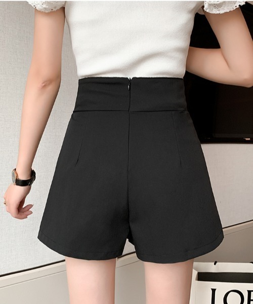 ホワイト ダブルボタン ショートパンツ yuue' ( wear )（ユーイ）の「ダブルボタン ショートパンツ