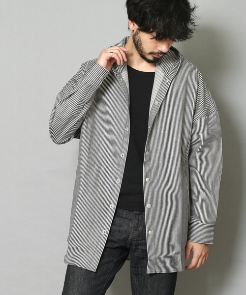 CERCA(チェルカ)の「GW/ビッグシルエット ヒッコリーストライプフードジャケット(ミリタリージャケット・メンズ・ホワイト/ネイビー・LARGE/MEDIUM)」の1枚目の写真