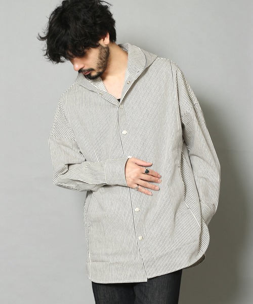 CERCA(チェルカ)の「GW/ビッグシルエット ヒッコリーストライプフードジャケット(ミリタリージャケット・メンズ・ホワイト/ネイビー・LARGE/MEDIUM)」の2枚目の写真