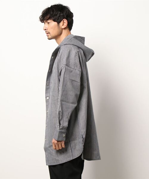 CERCA(チェルカ)の「GW/ビッグシルエット ヒッコリーストライプフードジャケット(ミリタリージャケット・メンズ・ホワイト/ネイビー・LARGE/MEDIUM)」の4枚目の写真