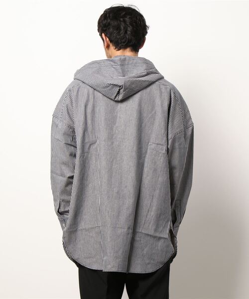 CERCA(チェルカ)の「GW/ビッグシルエット ヒッコリーストライプフードジャケット(ミリタリージャケット・メンズ・ホワイト/ネイビー・LARGE/MEDIUM)」の5枚目の写真