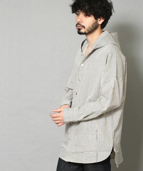 CERCA(チェルカ)の「GW/ビッグシルエット ヒッコリーストライプフードジャケット(ミリタリージャケット・メンズ・ホワイト/ネイビー・LARGE/MEDIUM)」の3枚目の写真