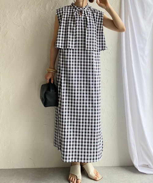 She's Closet（シーズクローゼット）の「ギンガムチェック2wayケープノーリーブロングワンピース（ワンピース・レディース・ブラック/ナチュラル/グレイッシュベージュ・FREE）」の3枚目の写真