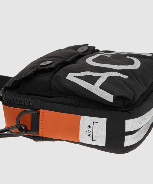 A-COLD-WALL*(アコールドウォール)の「INSULATE MESSENGER BAG(ショルダーバッグ・メンズ・ブラック・FREE)」の3枚目の写真