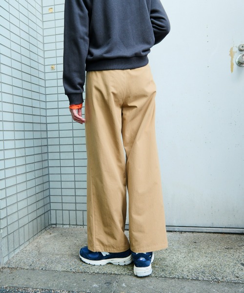 Auntie Rosa Holiday（アンティローザホリデー）の「ベルト付きツータックワイドパンツ / サイズ展開あり（チノパンツ・レディース・ベージュ/カーキ・SMALL/MEDIUM）」の5枚目の写真