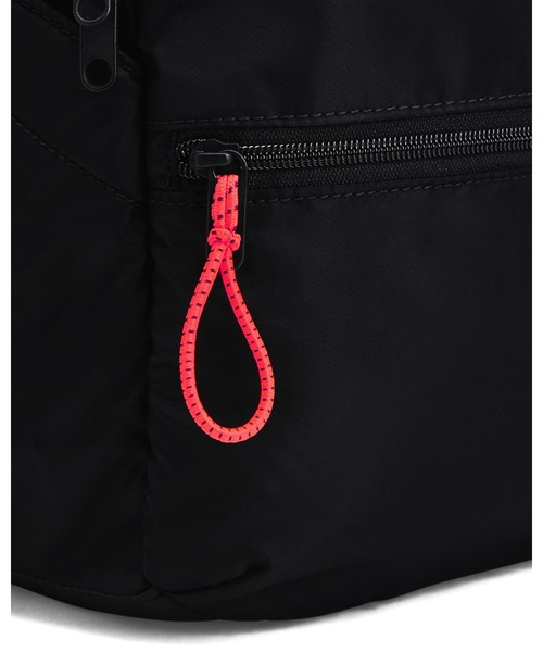 UNDER ARMOUR(アンダーアーマー)の「UAエッセンシャルズ バックパック 17L(トレーニング/レディース)(バックパック/リュック・レディース・ブラック・ONESIZE)」の6枚目の写真